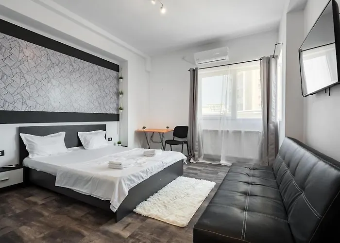 Stylish Monochrome Calea Victoriei Boekarest