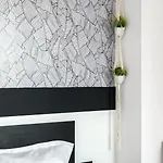 Stylish Monochrome Calea Victoriei アパート ブカレスト